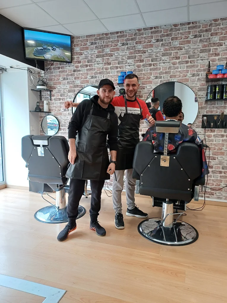 L’équipe General Barber dans le salon du Mans